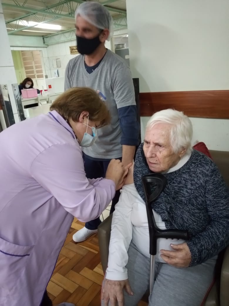 MUNÍCIPES ACIMA DE 70 ANOS COMEÇAM A RECEBER A TERCEIRA DOSE DA VACINA CONTRA A COVID-19